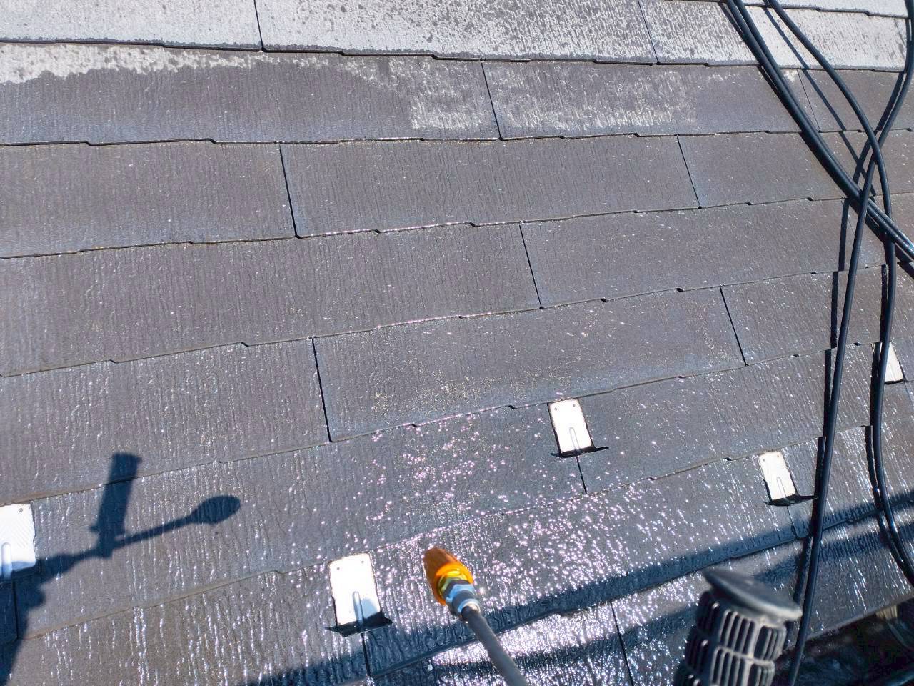 さいたま市緑区で訪問販売の指摘でスレート屋根の劣化が発覚。塗装と棟板金補修でリフレッシュ